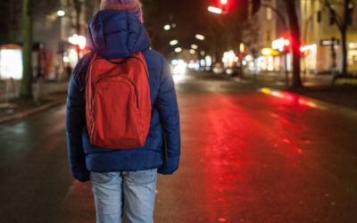 Aufsichtspflicht nach Dunkelheit: Darf ich mein Kind draußen spielen lassen?